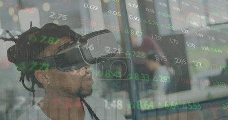 Foto de Un ejecutivo masculino se muestra usando un auricular de realidad virtual en una oficina. Desarrollo empresarial y concepto de productividad imagen generada digitalmente. - Imagen libre de derechos