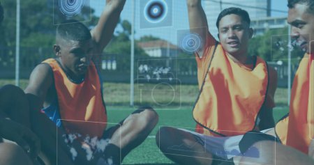 Interfaz digital con procesamiento de datos contra el equipo de jugadores de fútbol masculino haciendo una pila de mano. concepto de deportes, fitness y tecnología