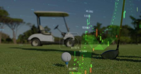 Bild der Datenverarbeitung über Golfball auf Golfplatz. Globales Sport-, Wettbewerbs-, Computer- und Datenverarbeitungskonzept digital generiertes Bild.