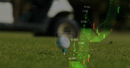 Bild der Datenverarbeitung über Golfball. Globaler Sport und digitales Schnittstellenkonzept digital generiertes Image.