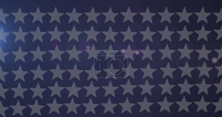 Foto de Imagen de filas de estrellas de bandera americana girando sobre fondo azul. Estados Unidos patriotismo, democracia e historia concepto de imagen generada digitalmente. - Imagen libre de derechos