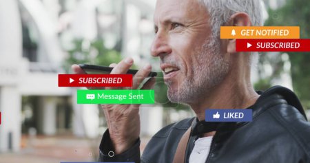 Imagen de iconos de redes sociales sobre un hombre mayor usando un teléfono inteligente. concepto de redes sociales y comunicación imagen generada digitalmente.