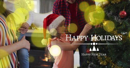 Téléchargez les photos : Image de vacances heureuses sur la famille caucasienne décorant l'arbre de Noël. Noël, tradition, célébration et concept de temps en famille image générée numériquement. - en image libre de droit