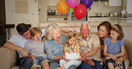 Téléchargez les photos : Image de confettis sur la famille caucasienne heureuse à la fête. Journée internationale des familles et concept de célébration image générée numériquement. - en image libre de droit