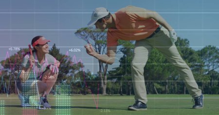 Bild der Datenverarbeitung über Gruppe von Mann und Frau, die Golf spielen. Globaler Sport-Wettbewerb verbindet Datenverarbeitungskonzept digital generiertes Bild.