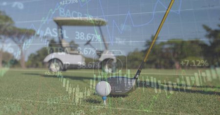 Imagen de la estadística y el procesamiento de datos financieros a través del campo de golf. Deportes globales, redes, informática y procesamiento de datos concepto de imagen generada digitalmente.
