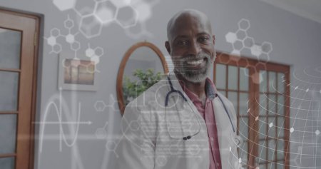 Téléchargez les photos : Image de traitement de données et formule chimique sur heureux médecin afro-américain. Médecine, santé et concept d'interface numérique, image générée numériquement. - en image libre de droit