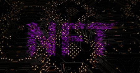 Foto de Imagen digital del banner de texto púrpura nft sobre conexiones de microprocesador sobre fondo negro. Interfaz informática y concepto de tecnología empresarial - Imagen libre de derechos