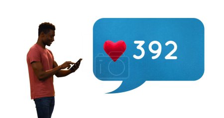 Téléchargez les photos : Vue latérale d'un homme afro-américain tapant sur son téléphone. À côté de lui se trouve une icône de cœur à l'intérieur d'une bulle de message bleue avec un nombre croissant - en image libre de droit