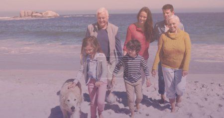 Téléchargez les photos : Famille blanche de trois générations avec chien de compagnie marchant ensemble dans le jardin. concept de famille, d'amour et de solidarité - en image libre de droit