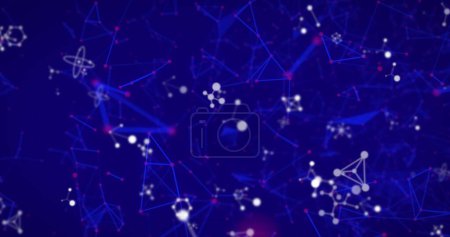 Foto de Imagen digital de estructuras moleculares y red de conexiones que se mueven sobre fondo azul. Redes globales y concepto de conexión - Imagen libre de derechos