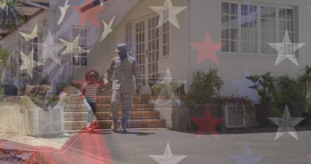 Téléchargez les photos : Image du drapeau des Etats-Unis sur un soldat afro-américain caucasien avec sa fille. patriotisme et concept de célébration image générée numériquement. - en image libre de droit