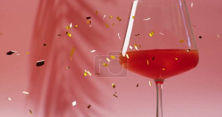 Téléchargez les photos : Image de confettis tombant et cocktail sur fond rose. Fête, boisson, divertissement et concept de célébration image générée numériquement. - en image libre de droit