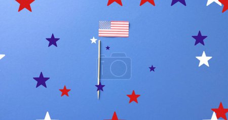 Téléchargez les photos : Image d'étoiles tombant au-dessus du drapeau des États-Unis d'Amérique sur fond bleu. Indépendance américaine, tradition et concept de célébration image générée numériquement. - en image libre de droit
