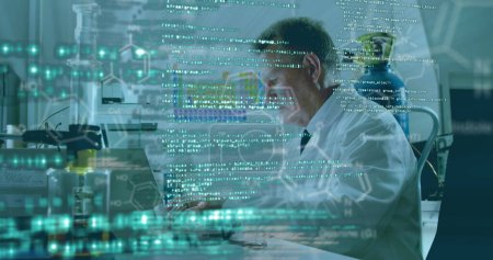 Imagen de datos que fluyen sobre una vista de un trabajador de laboratorio masculino usando una computadora durante la investigación. Covid 19 pandemia salud ciencia medicina concepto digital compuesto.