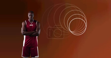 Foto de Imagen de círculos sobre jugador de baloncesto masculino. concepto global de deportes, fitness y procesamiento de datos imagen generada digitalmente. - Imagen libre de derechos