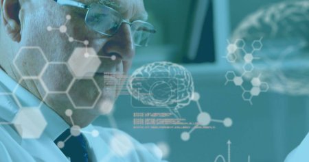 Imagen de modelos cerebrales y gráficos flotando sobre una vista de un trabajador de laboratorio masculino durante la investigación. Covid 19 pandemia salud ciencia medicina concepto digital compuesto.