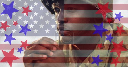 Foto de Composición de estrellas rojas y azules, sobre un pensativo soldado y bandera americana. patriotismo, independencia, concepto militar y celebración imagen generada digitalmente. - Imagen libre de derechos