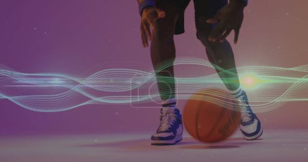 Téléchargez les photos : Image de maille et motif néon sur le joueur afro-américain de basket-ball. Sport, compétition, informatique et communication concept image générée numériquement. - en image libre de droit