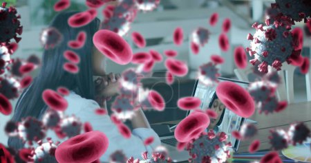 Téléchargez les photos : Image de covide 19 cellules et globules rouges sur femme d'affaires à l'aide d'un ordinateur portable. global covid 19 pandémie concept image générée numériquement. - en image libre de droit