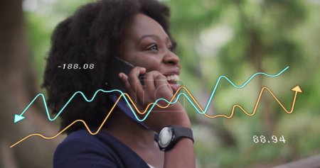 Téléchargez les photos : Image de traitement de données sur une femme afro-américaine utilisant un smartphone. Concept global d'entreprise, de finance et d'interface numérique image générée numériquement. - en image libre de droit