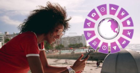 Image d'icônes de voyage avec globe et femme afro-américaine utilisant un smartphone. Voyage global, technologie, interface numérique et concept de traitement des données image générée numériquement.