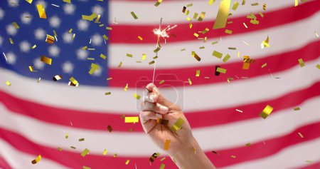 Téléchargez les photos : Image de confettis tombant sur la main tenant scintillant et drapeau des États-Unis d'Amérique. Indépendance américaine, tradition et concept de célébration image générée numériquement. - en image libre de droit