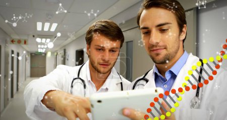 Téléchargez les photos : Image de l'interface numérique avec des données médicales, de l'ADN et des molécules sur deux médecins masculins utilisant une tablette numérique. Réseau numérique mondial image générée numériquement. - en image libre de droit