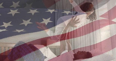 Foto de Imagen de la bandera de Estados Unidos de América sobre el padre y la hija afroamericanos divirtiéndose. patriotismo americano y concepto de independencia imagen generada digitalmente. - Imagen libre de derechos
