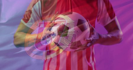 Téléchargez les photos : Image de joueur de football masculin caucasien sur le drapeau du portugais. Patriotisme mondial, célébration, sport et concept d'interface numérique image générée numériquement. - en image libre de droit