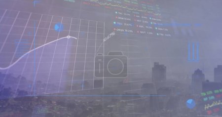 Digitales Bild der Börsendatenverarbeitung über der Weltkarte vor blauem Hintergrund. Globale Unternehmensdatenverarbeitung und digitales Schnittstellenkonzept digital generiertes Bild.