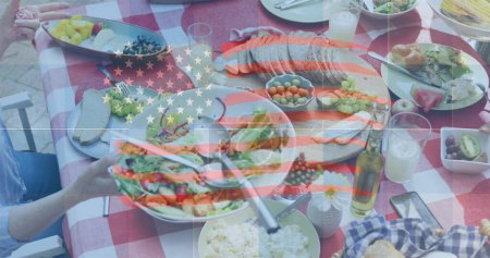 Téléchargez les photos : Image du drapeau des Etats-Unis agitant sur la table pleine de nourriture. patriotisme américain, indépendance et concept de célébration image générée numériquement. - en image libre de droit