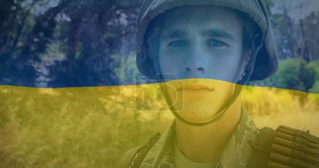 Téléchargez les photos : Image du drapeau de l'ukraine sur un soldat caucasien avec une arme. ukraine crise et politique internationale concept image générée numériquement. - en image libre de droit