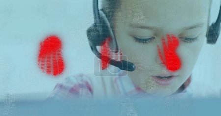 Bild von roten Formen über einer kaukasischen Geschäftsfrau, die ihr Kopfhörer im Büro benutzt. Globales Geschäfts-, Technologie- und digitales Schnittstellenkonzept, digital generiertes Image.