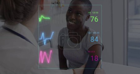 Bild von bunten Kardiographen über glücklichen Patienten und Ärzten, die Druck ausüben. Medizin, Gesundheit und digitales Schnittstellenkonzept, digital generiertes Bild.