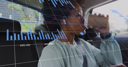 Bild von Geschäftsdaten über eine afrikanisch-amerikanische Frau per Smartphone. Globales Geschäft, Verbindungen und Datenverarbeitungskonzept digital generiertes Bild.