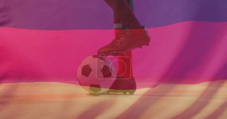Foto de Imagen del futbolista afroamericano sobre bandera de Alemania. Patriotismo global, celebración, deporte e interfaz digital concepto de imagen generada digitalmente. - Imagen libre de derechos