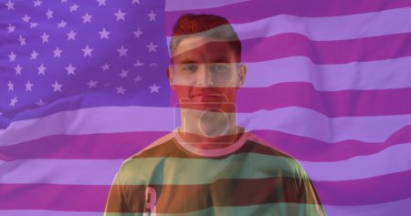 Téléchargez les photos : Image du joueur de football caucasien masculin sur le drapeau des États-Unis. Patriotisme mondial, célébration, sport et concept d'interface numérique image générée numériquement. - en image libre de droit