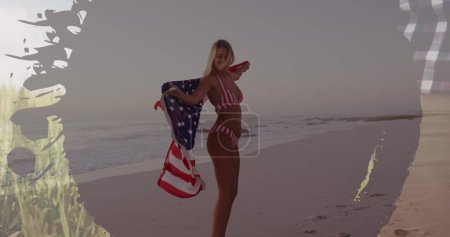 Téléchargez les photos : Image de cadre sur femme caucasienne avec drapeau américain dansant sur la plage. Détente, vacances et vacances concept image générée numériquement. - en image libre de droit