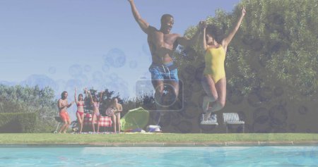 Téléchargez les photos : Image de bulles sur des amis afro-américains souriants à la fête de la piscine. concept global de sport et d'interface numérique image générée numériquement. - en image libre de droit