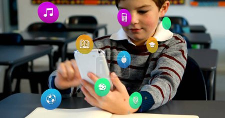 Téléchargez les photos : Image d'icônes colorées sur écolier caucasien en utilisant smartphone. Médias sociaux mondiaux, icônes et concept d'interface numérique image générée numériquement. - en image libre de droit