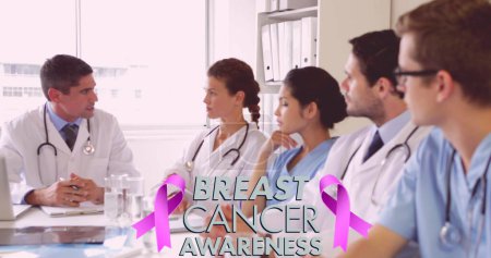 Foto de Imagen de la cinta rosa del cáncer de mama sobre el grupo de médicos que discuten. imagen generada digitalmente del concepto de campaña de concienciación positiva del cáncer de mama. - Imagen libre de derechos