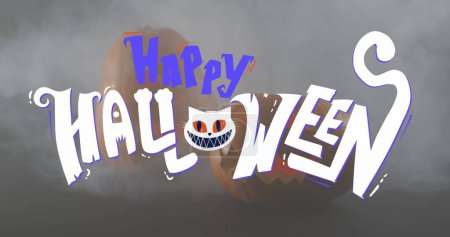 Foto de Feliz pancarta de texto de Halloween contra el efecto de humo sobre la calabaza contra el fondo gris. Halloween festividad y concepto de celebración - Imagen libre de derechos