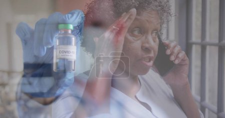 Foto de Imagen de un médico varón sosteniendo la vacuna covid 19 sobre una mujer mayor hablando en un teléfono inteligente. concepto pandémico global de coronavirus imagen generada digitalmente. - Imagen libre de derechos