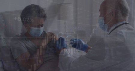 Bild der Datenverarbeitung über kaukasischen männlichen Arzt mit Gesichtsmaske Impfungen. Globale Medizin und Datenverarbeitung während des Covid 19 Pandemie-Konzepts digital generiertes Bild.