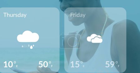 Téléchargez les photos : Image des prévisions météorologiques sur les mains d'une femme afro-américaine utilisant un smartphone. Climat, météo, prévisions, données et concept technologique image générée numériquement. - en image libre de droit