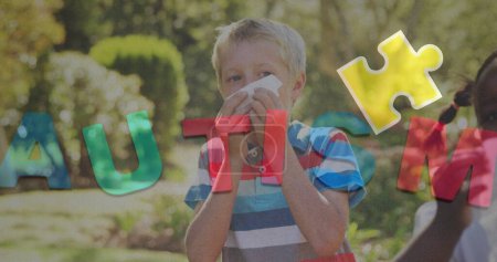 Téléchargez les photos : Image de pièces de puzzle colorées et texte sur l'autisme enfants amis éternuer nez. autisme, difficultés d'apprentissage, concept de soutien et de sensibilisation image générée numériquement. - en image libre de droit
