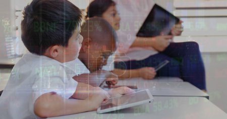 Abbildung von Grafiken und Finanzdaten über verschiedene Schüler mit Tablets im Klassenzimmer. Schule, Bildung, Lernen mit Technologie und Finanzkonzept digital generiertes Image.