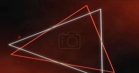 Téléchargez les photos : Image de contours triangulaires blanc et orange lumineux avec des taches rouges à l'arrière-plan. interface numérique connexion et concept de communication image générée numériquement. - en image libre de droit