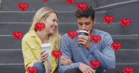 Téléchargez les photos : Image d'icônes du cœur flottant sur heureux couple caucasien parler et boire du café à emporter. concept d'interface de communication et de médias sociaux image générée numériquement. - en image libre de droit